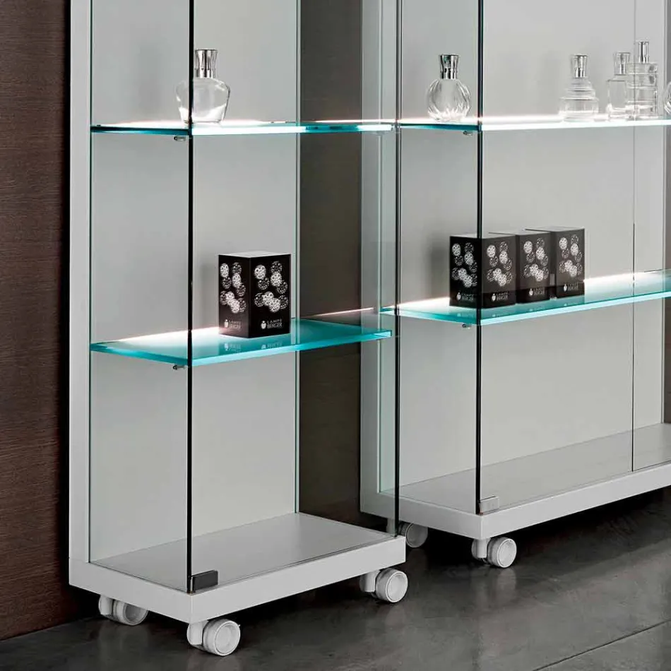 Vitrină de perete din sticlă și lemn alb, roți și rafturi iluminate - Armilla Viadurini